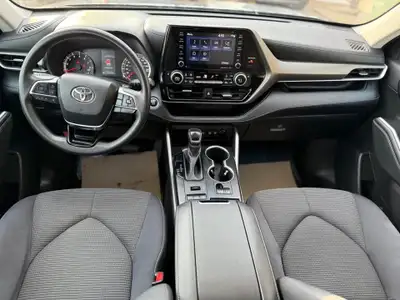 2021 TOYOTA HIGHLANDER LE AWD 8 PASSENGER EASY FINANCE , View more