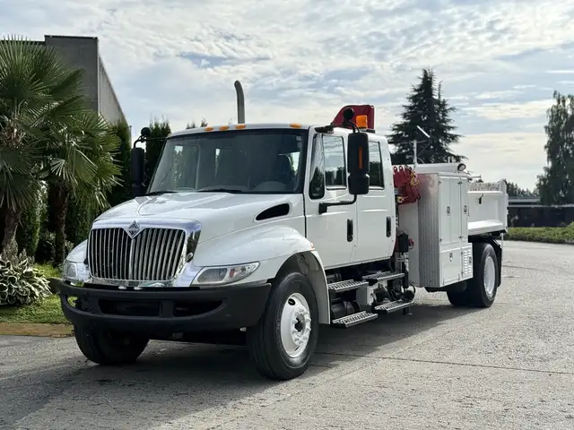 2008 International DuraStar 4300 with Amco Veba Crane and 8 Foot in Heavy Trucks in Regina - Image 5