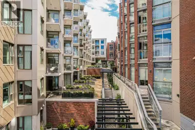 Welcome to the Pearl Residences, a premier boutique-style waterfront steel & concrete building locat...