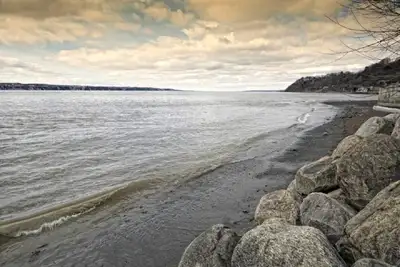 Ce confortable et douillet condo est directement situé au bord du fleuve St-Laurent sur le chemin de...