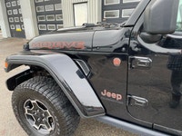 2023 Jeep Gladiator Mojave 4x4 with the 3.6L V6, automatic transmission, and only 44,003kms! Clean h... (image 9)