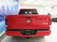 RAM 1500 2018 V8 5.7 LITRES HEMI 4X4 QUAD-CAB AVEC UN TRÈS BEAU LOOK AVEC SEULEMENT 60500 KM CERTIFI... (image 4)