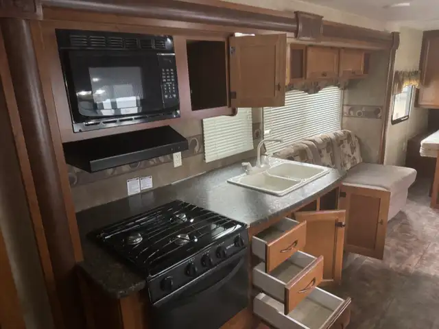2013 Heartland TRAIL RUNNER 28 BHK in Travel Trailers & Campers in St. Albert - Image 17