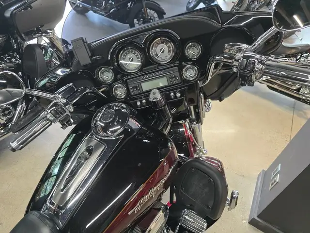 2011 Harley-Davidson CVO Ultra Classic Electra Glide in Street, Cruisers & Choppers in Markham / York Region - Image 9