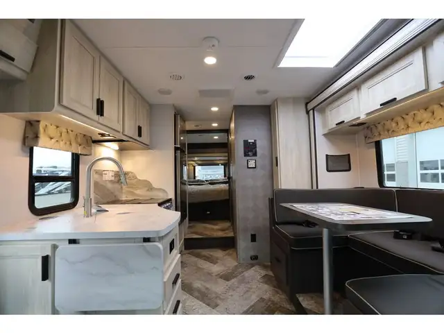 2026 Forest River Sunseeker NEUF 2500 Classe C /B+ Skirt paint + in RVs & Motorhomes in Laval / North Shore - Image 5