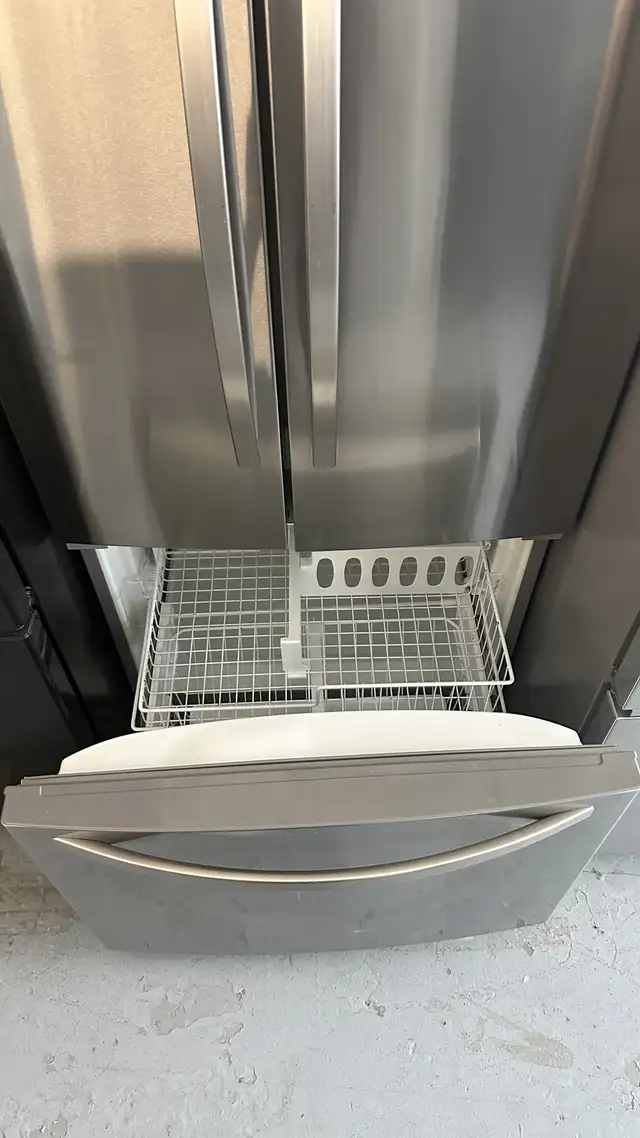 3239- Réfrigérateur Kenmore congélateur bas Stainless fridge in Refrigerators in City of Montréal - Image 3