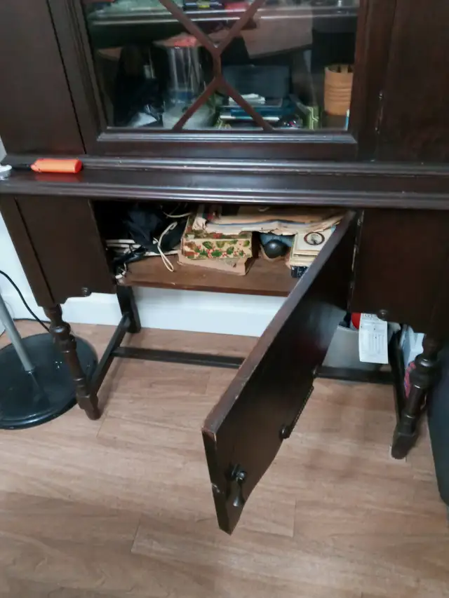 buffet  antique s embarque facilement il est en 2 morceaux in Bookcases & Shelving Units in Granby - Image 3