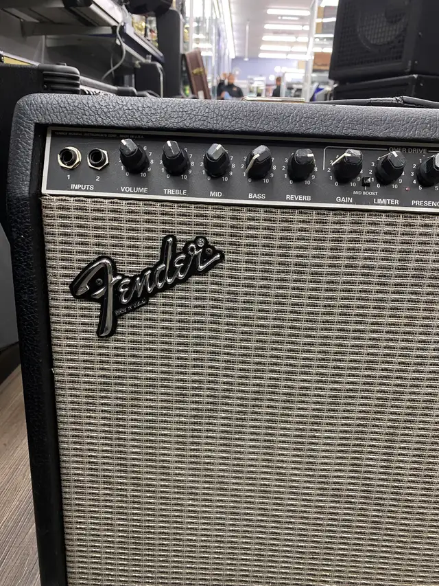 Fender PR82 Princeton Chorus Amp in Amps & Pedals in City of Toronto - Image 3