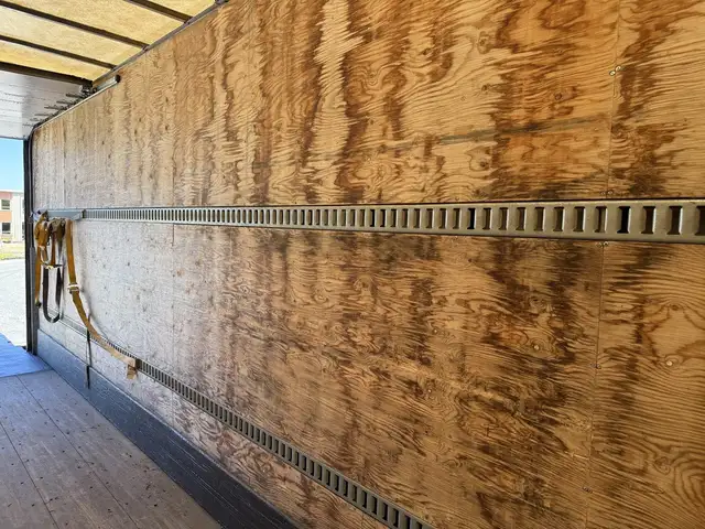 2015 Freightliner M2 106 24 Foot Hydraulic Brake Cube Van with P in Heavy Trucks in City of Toronto - Image 24
