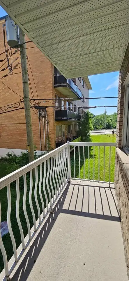 LACHINE, 31/2 RÉNOVE, CHAUFFÉ-EAU CHAUDE INCLUS, CONFORT CONDO