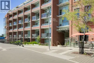 Pristine Waterfront Bachelor in the Iconic Janion Building Welcome to the Janion—Victoria’s most rec...
