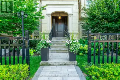 Stunning town home within walking distance to downtown Oakville. Luxurious town with elevator allowi...