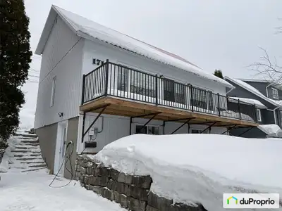 Maison avec grandes fenêtres, très lumineuse, dans un quartier paisible. Située près des services et...