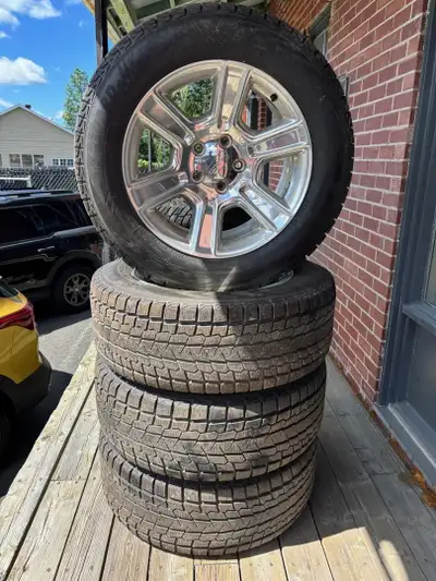 275-60-20 PNEUS YOKOHAMA ICEGUARD ENTRE 7/32 ET 8/32 USURE, MAGS 20P CHROME, POUR RAM 1500 5 NUTS EN...