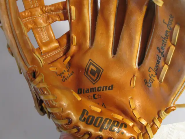 COOPER BASEBALL GLOVE in Baseball & Softball in Belleville - Image 3