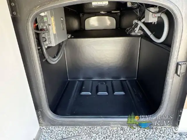 2020 Thor Motor Coach Challenger 37YT Washer & Dryer 12 k Miles in RVs & Motorhomes in Moncton - Image 57