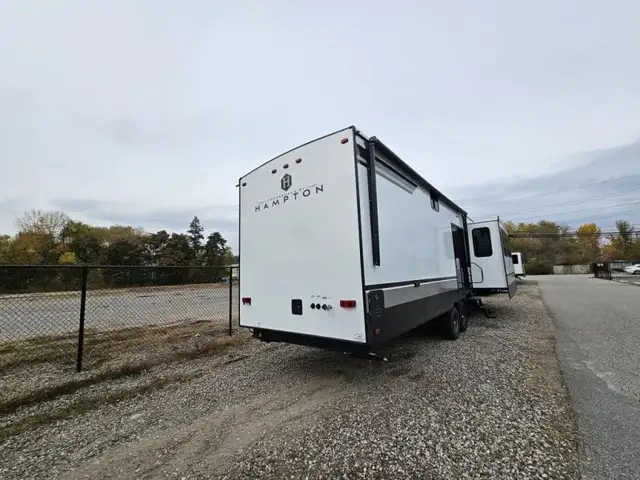 2026 CrossRoads RV Hampton 372FDB in Travel Trailers & Campers in Kelowna - Image 7