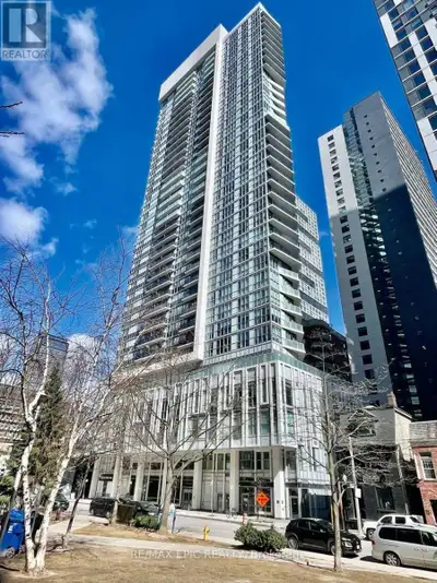 Stylish And Modern 1+Den Suite Located In The Vibrant Downtown Core. Bright East Exposure With Funct...
