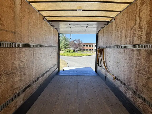 2015 Freightliner M2 106 24 Foot Hydraulic Brake Cube Van with P in Heavy Trucks in City of Toronto - Image 23