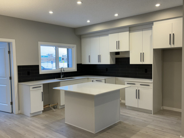 1564 SQ FT Home with Bonus Room! Double Car Garage Included! in Houses for Sale in Edmonton - Image 2