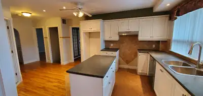 Beau 7 1/2 sur 2 niveaux avec une grande cour disponible à partir du 1er septembre à Saint-Jean. Bea...