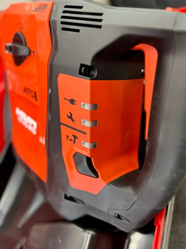 Hilti 120V 15A SDS-Max TE 70 Corded Brushless Hammer Drill in Power Tools in Oakville / Halton Region - Image 6