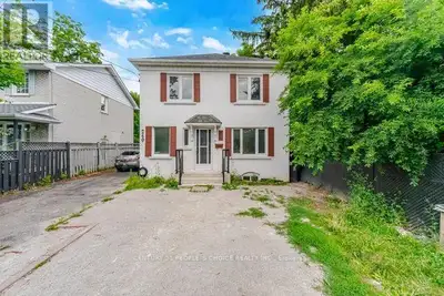 Completely independent/Private, Geogeous Detached TWO storey 3Br Main Unit. Enjoy this fully renovat...