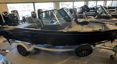 C/W 2025 MERCURY 115ELPT PRO XS AND 2025 SHORELAND'R GALVANIZED TRAILER. ALL BLACK BOAT, GREY VINLY...