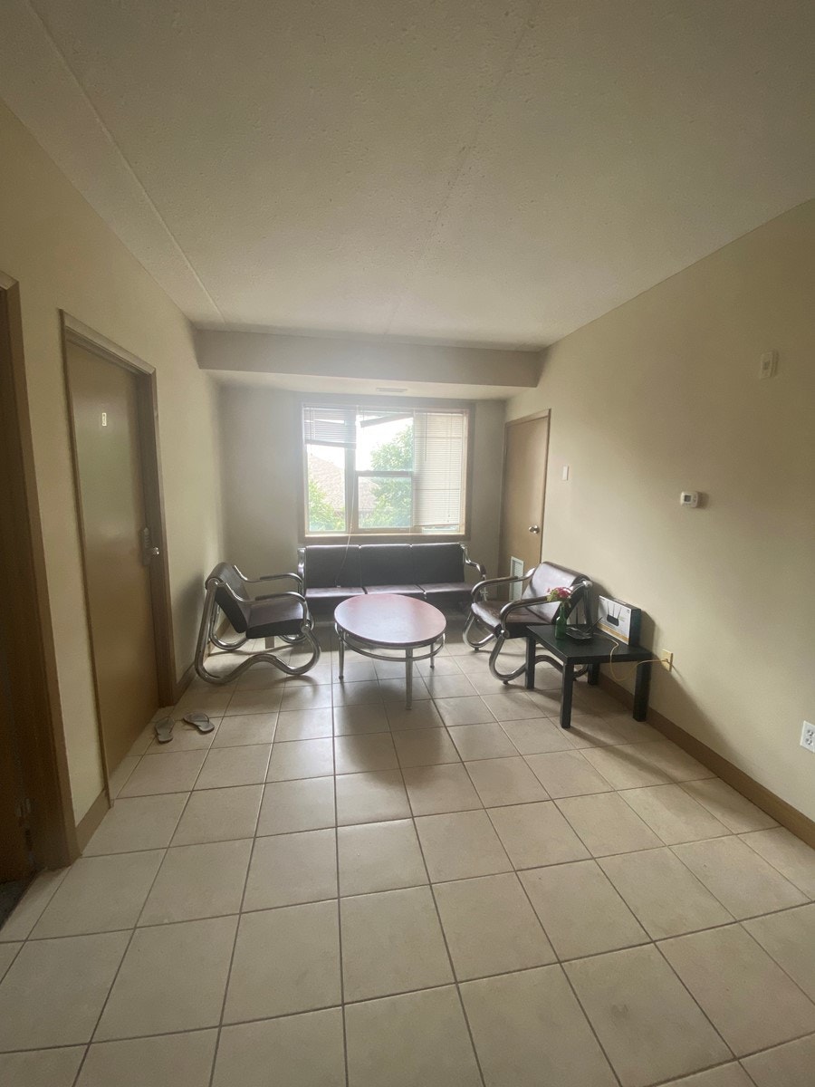 Bright & Furnished 5 Bedroom Apartment Steps from Laurier/UW! (R 4