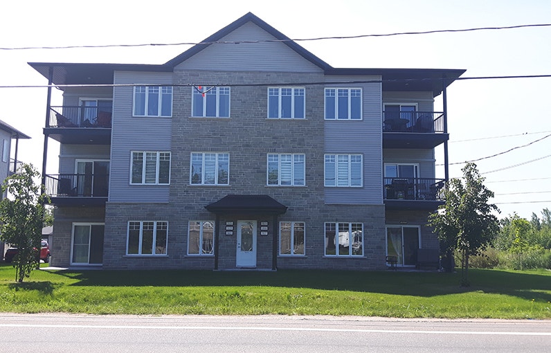 Ch. SainteMarguerite 4 1/2 style condo, thermopompe et garage