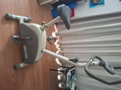 Vélo stationnaires+poids LAISSÉ À 10$ DOIT PARTIR, View more
