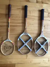 A vendre 2 raquettes de Tennis et 1 Squash Dunlop vintage. Pour