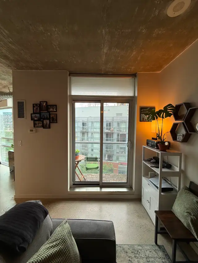 High-Ceiling Loft with Natural Light in Queen West in Long Term Rentals in City of Toronto - Image 9