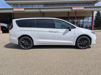 The 2026 Chrysler Pacifica Select offers a stylish, versatile, and family-friendly driving experienc... (image 7)