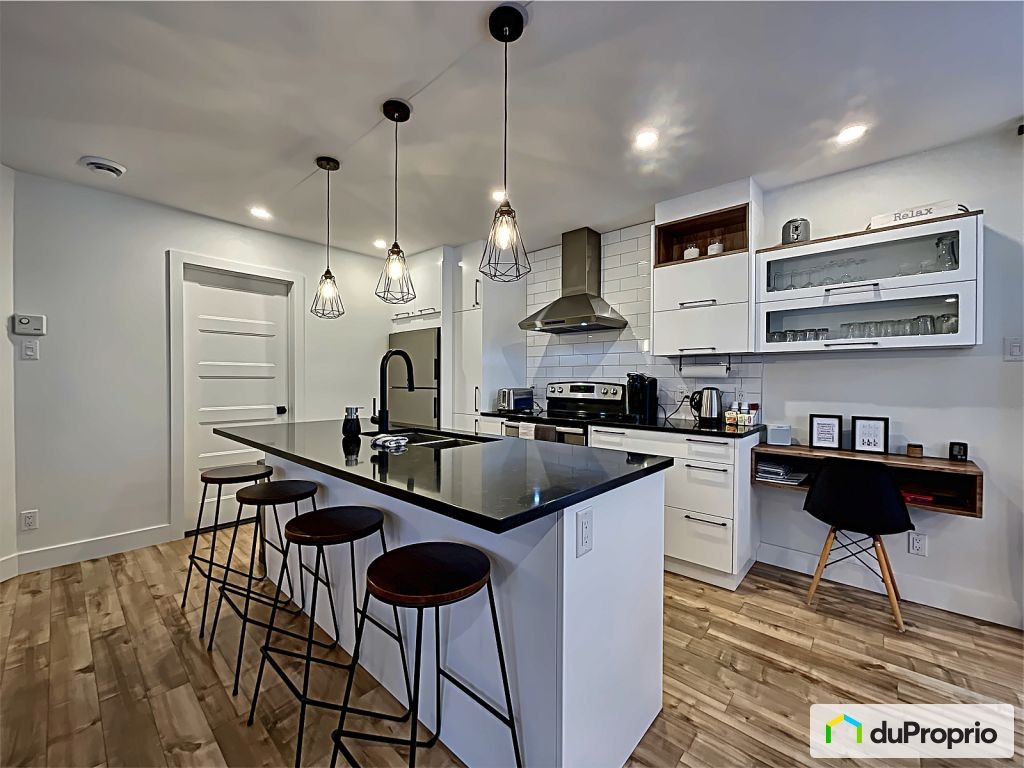 $359,900 - Cottage for sale in Val-Racine — photo 1