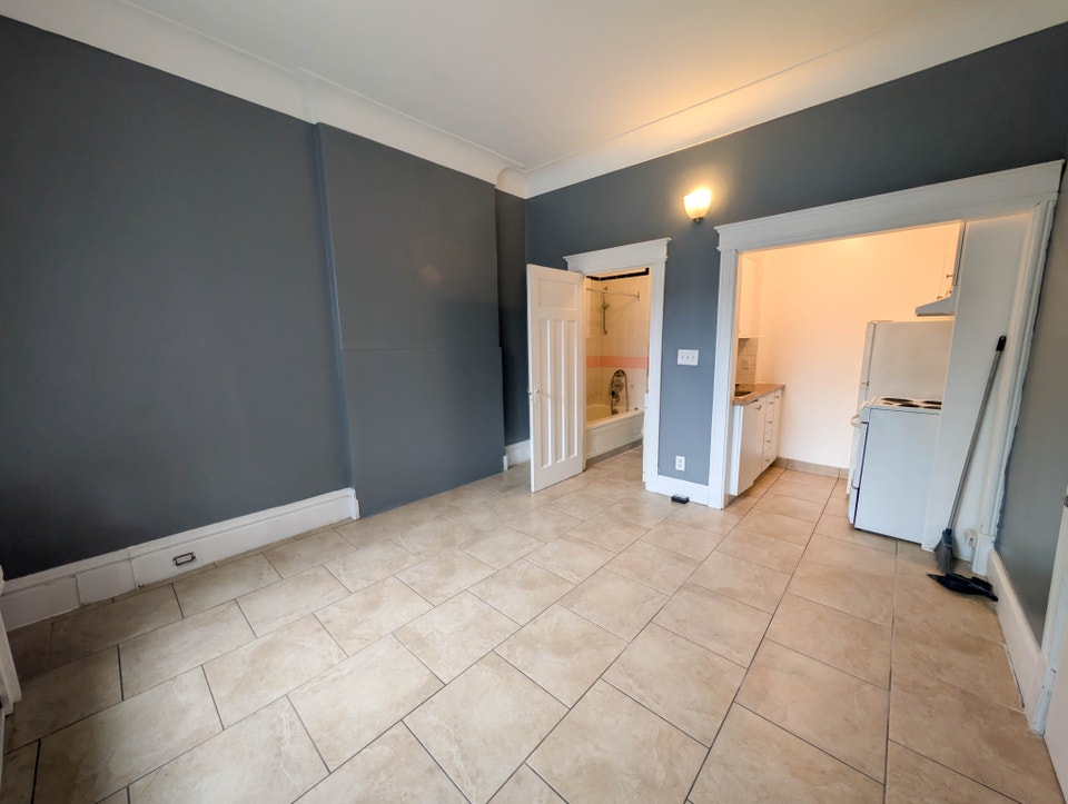 55 Wellington St S, Hamilton (Unit 2) - Bachelor Apartment 2
