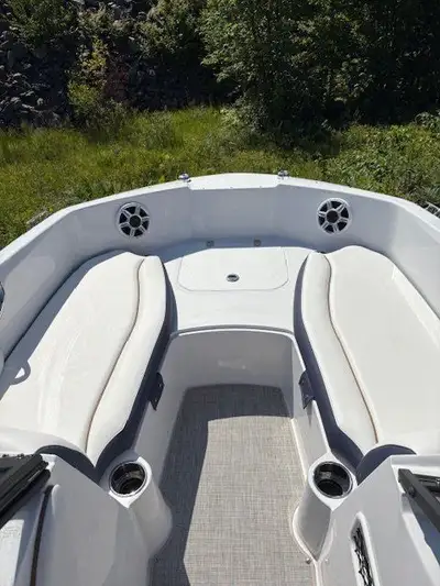 OUTBOARD POWER WITH OPEN LAYOUT Do you love the open layout you get from a traditional deck boat but...