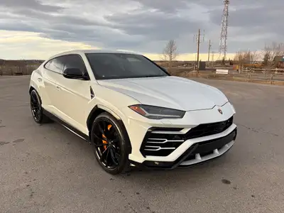 The 2019 Lamborghini Urus is a high-performance “Super SUV” featuring a 4.0L twin-turbo V8 engine pr...
