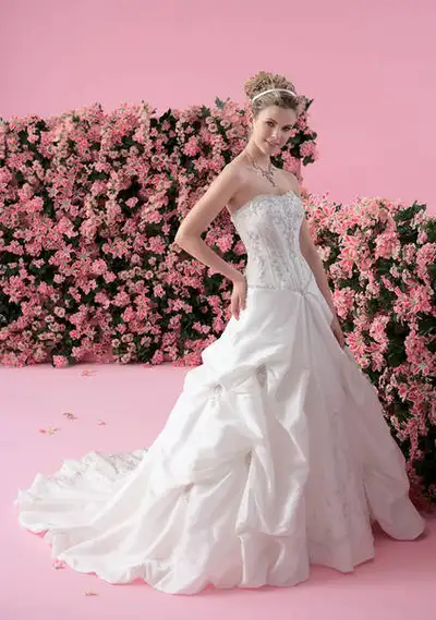 Seeling a Jasmine Wedding Dress, Style F113. Its a white, Strapless A-line gown with sweetheart neck...