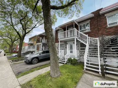 Sur une rue super tranquille, ce magnifique duplex dispose d'une aire de stationnement asphalté extr...