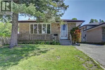 All brick bungalow located on a quiet crescent. 3 bedrooms. 3 bathrooms. Spacious living/dining room...