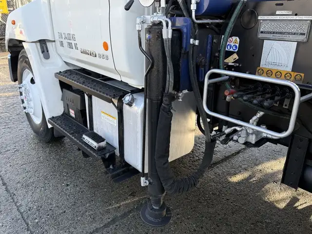 2015 Hino 358 22 Foot Dump Flatdeck with Amco Veba Crane and Air in Heavy Trucks in Regina - Image 22