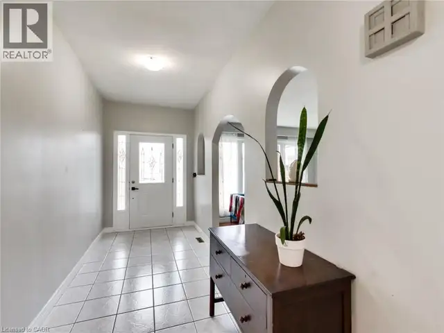 18 PAVAROTTI Court Hamilton, Ontario in Houses for Sale in Hamilton - Image 7