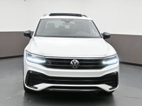 Eye-catching 19â€‘inch Auckland black alloy wheels and blackedâ€‘out exterior styling elements give... (image 2)