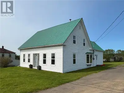 FRESHLY UPDATED AND WELL PRESENTED 5-BEDROOM HOME! Sitting on 0.9 acres in the village of Woodwards...