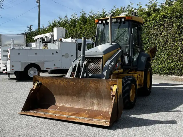 2010 John Deere 310SJ 4x4 Wheel Loader Extended Hoe 4 in 1 92 in in Heavy Trucks in Edmonton - Image 5