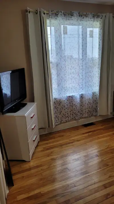 CLEAN AND QUIET FURNISHED ROOM FOR FEMALE - BASELINE RD/FISHER