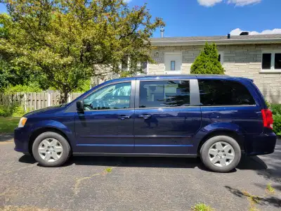 Dodge Grand Caravan SE 2013 parfaitement propre intérieur extérieur ( moi suis un particulier alors...