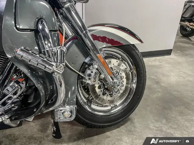 2006 Harley-Davidson FLHTCUSE CVO ULTRA CLASSIC in Sport Touring in Calgary - Image 9