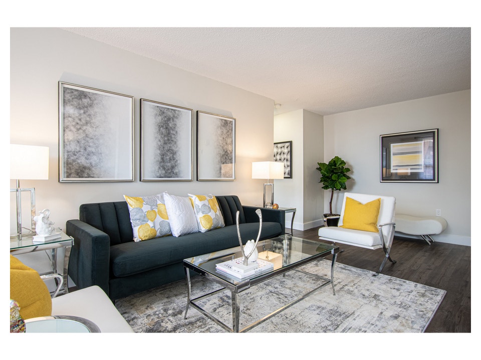 2 Bedroom Apartment for Rent - 50 Young St 3